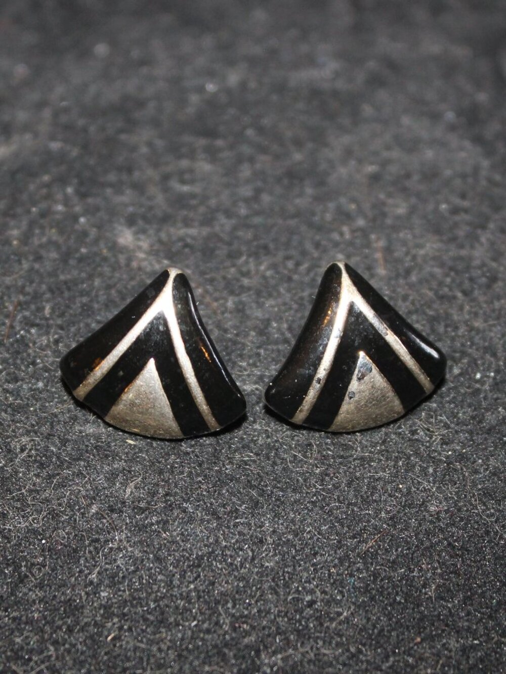 Vintage Art Deco Black Enamel Earrings Gold Tone Small lightweight pierced AVON
